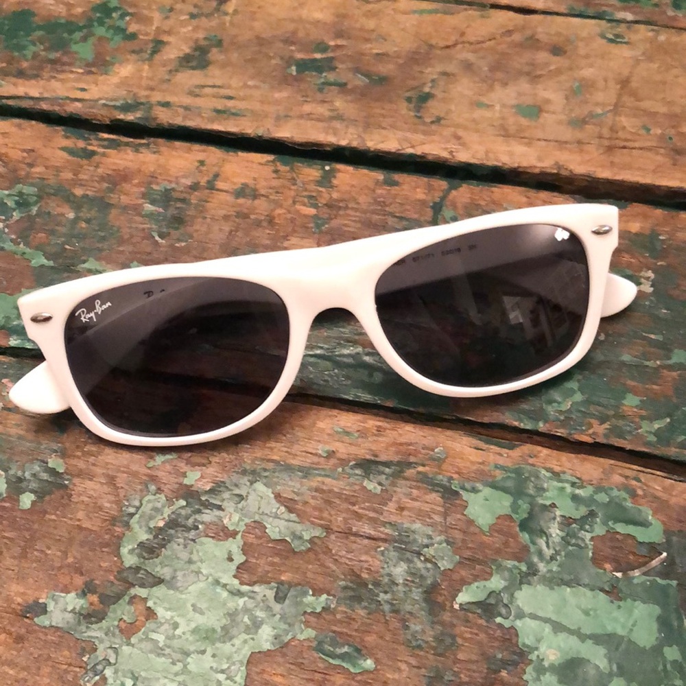 White Ray-Ban New Wayfarer Classic with case